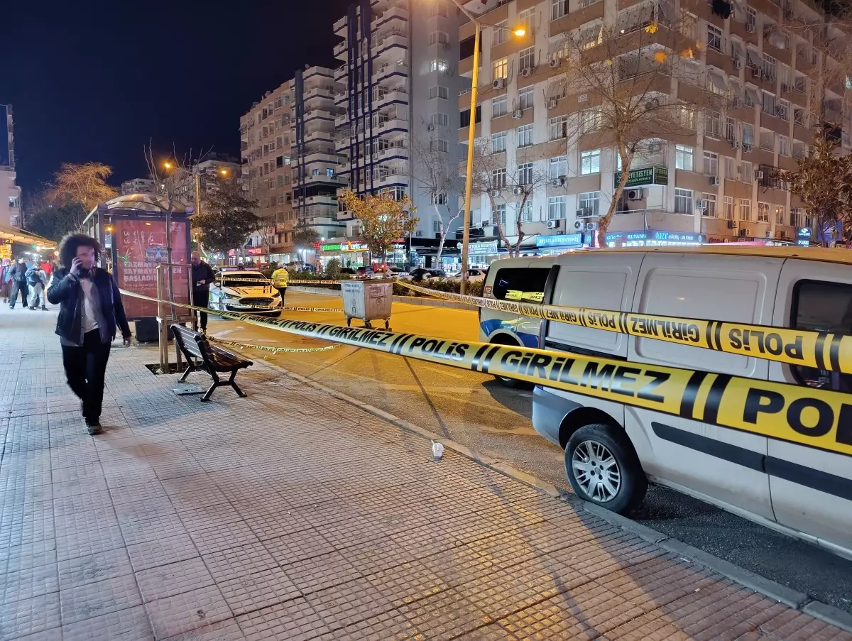 Adana’da Otobüs Durağında Kan Donduran Saldırı: 25 Yaşındaki Genç Ağır Yaralı