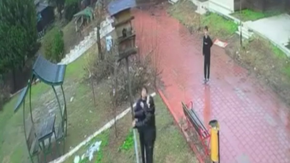 Adana’da parkta kuş yuvasına zarar veren dört çocuk güvenlik kamerasına yansıdı