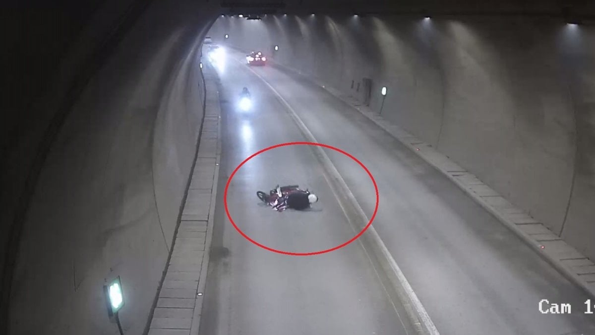 Amasya’daki Ferhat Tüneli’nde motosiklet devrildi, güvenlik kamerası anbean kaydetti