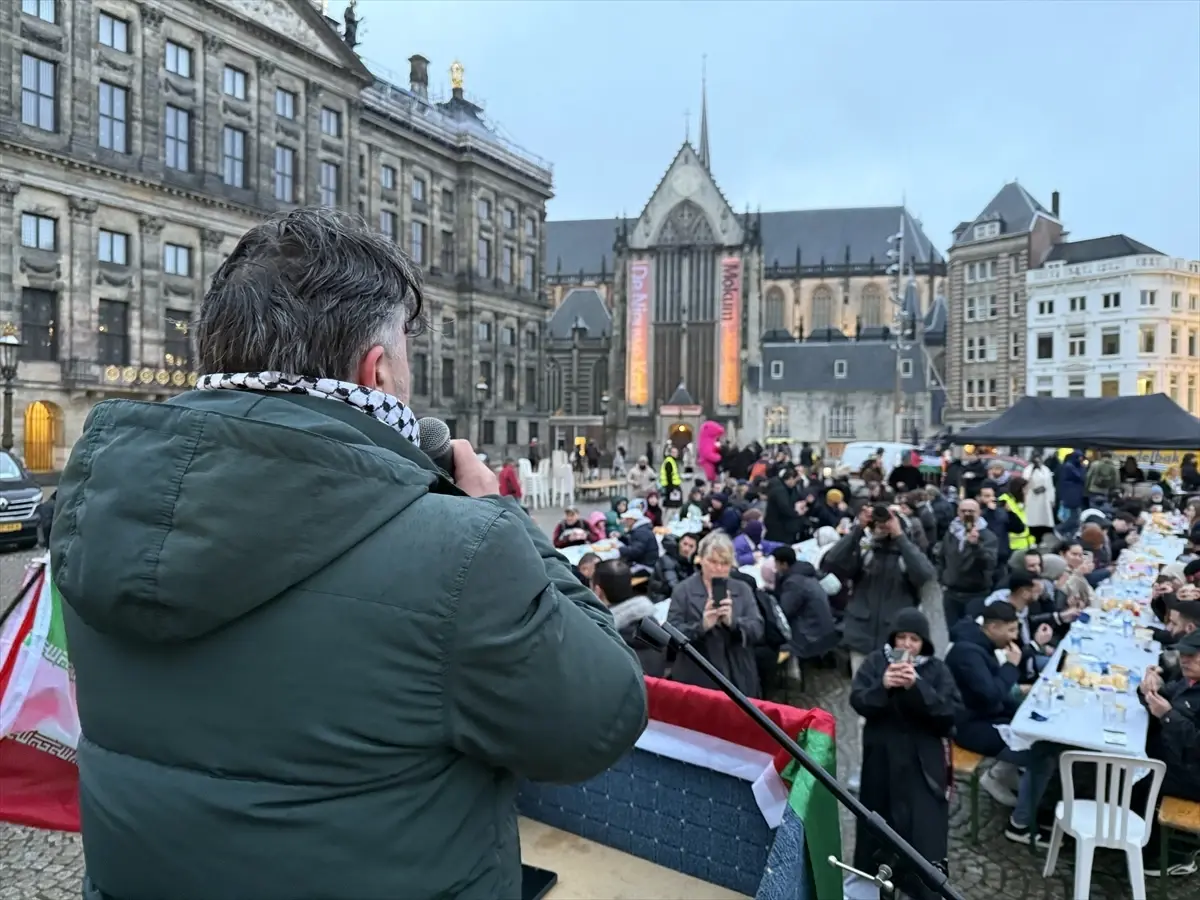 Amsterdam Dam Meydani'nda Filistin Icin Sokak Iftari: Yaklasik 400 Kisi Bir Araya Geldi