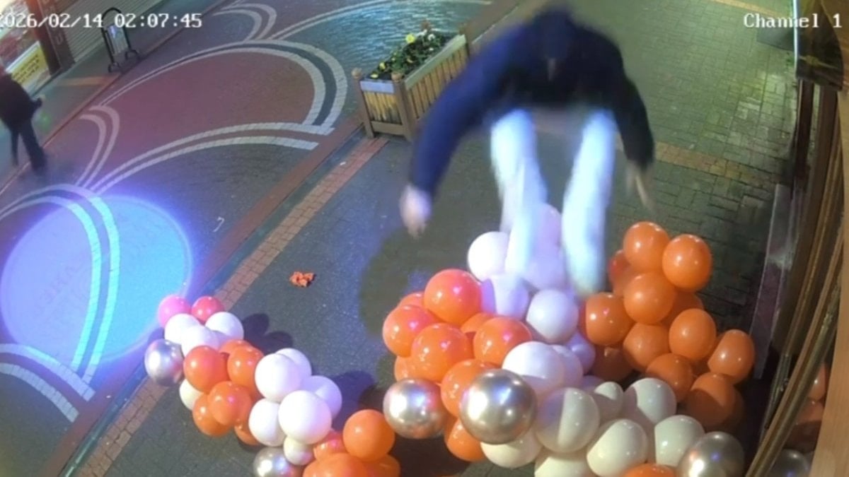 Bartin’da Sevgililer Gunu Süslemelerine Zarar: Kuyumcunun Sikayeti Sonrasi Supheli Gozaltinda