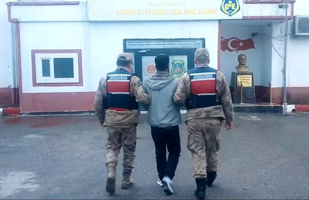 Batman’da 14 Yıl 2 Ay Kesinleşmiş Cezası Vardı: 2 Yıldır Aranan Firari, JASAT Operasyonuyla Yakalandı