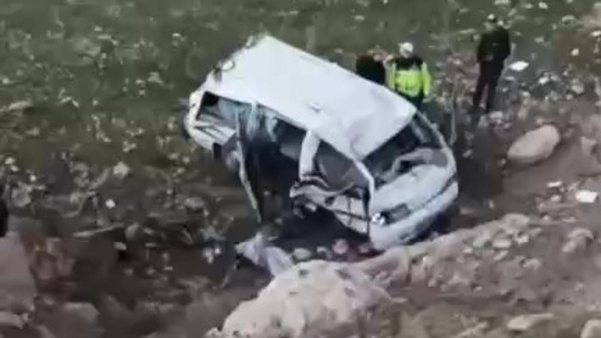 Batman’da uçuruma yuvarlanan minibüste can kaybı: 1 ölü, 2 yaralı