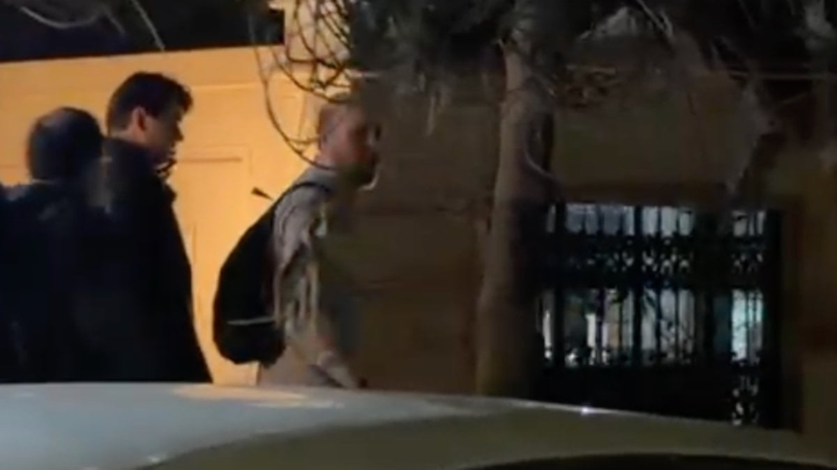 Ramazan’ın İlk Günü Dakka’da Dikkat Çeken Buluşma: Bilal Erdoğan’a Mesut Özil de Eşlik Etti