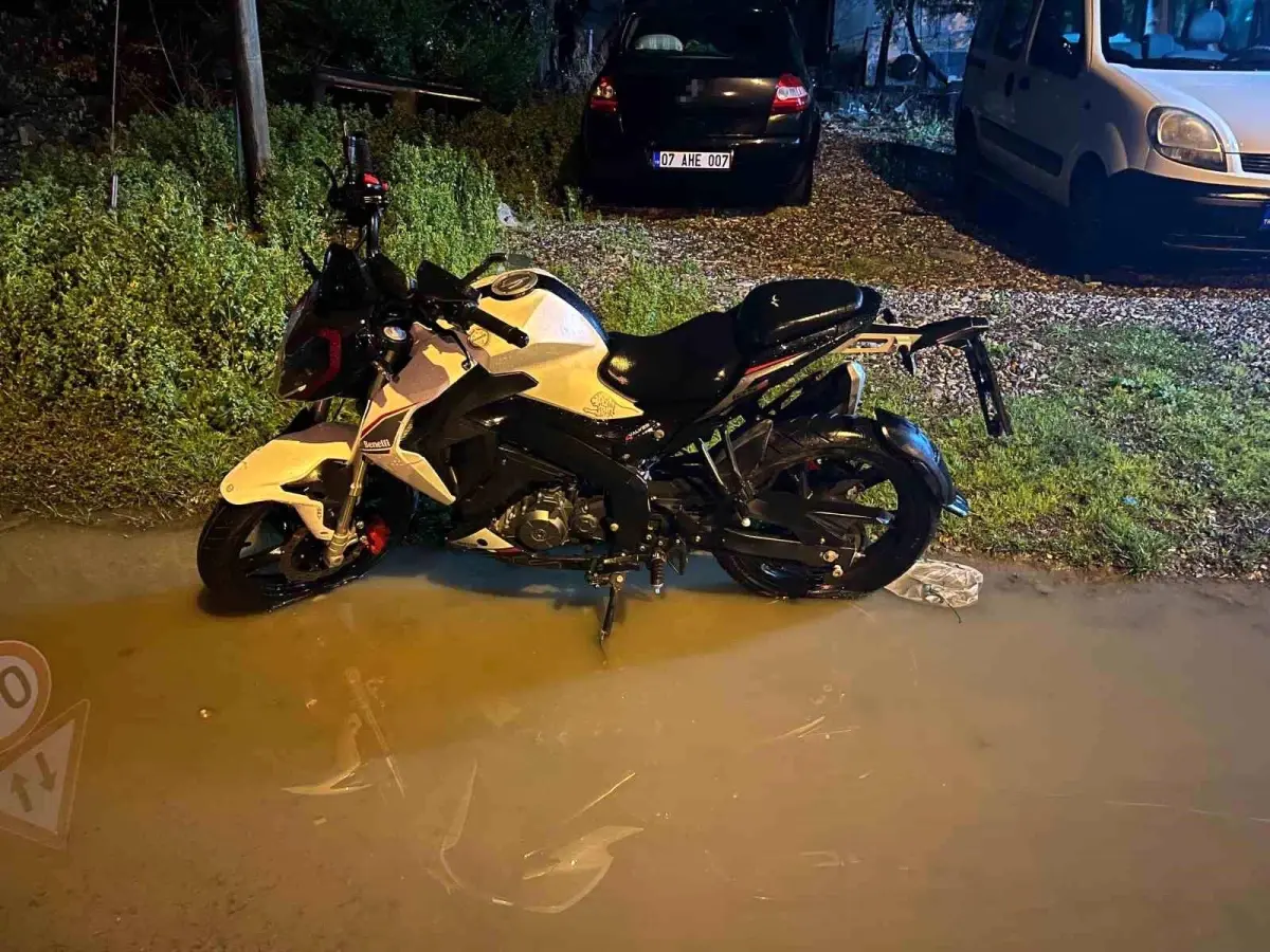 D-400’te Korku Dolu Anlar: Köpeğe Çarpmamak İçin Manevra Yapan Motosiklet Sürücüsü Savruldu