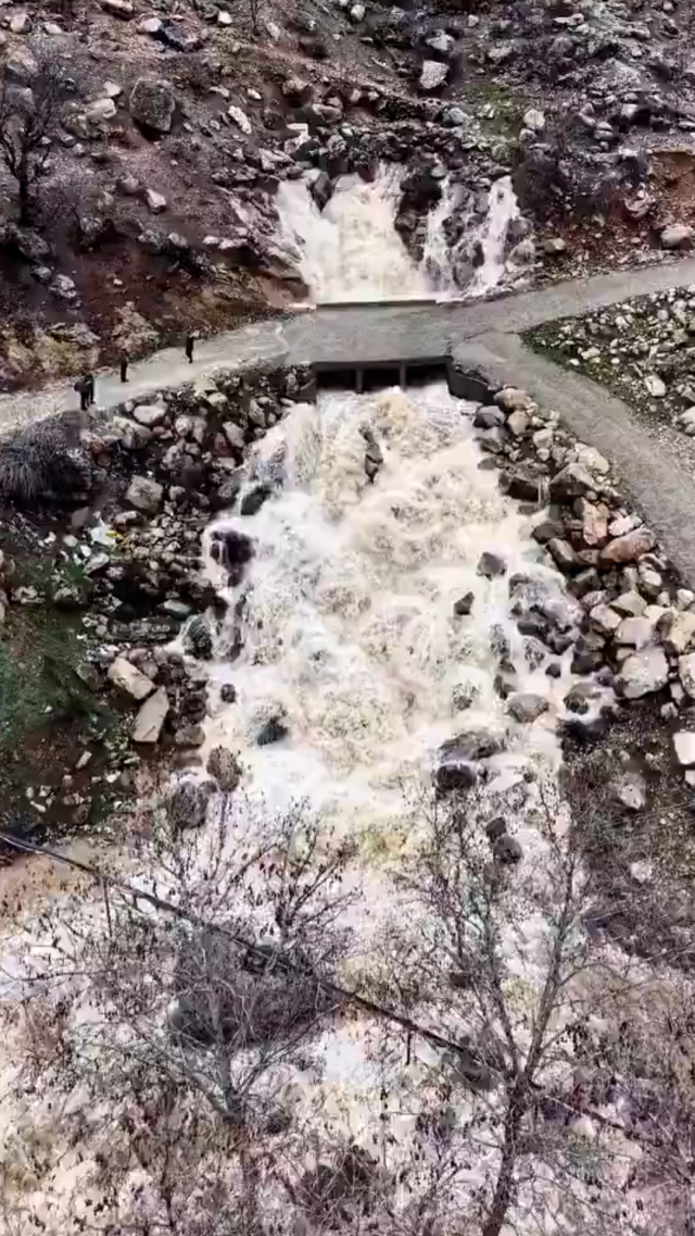 Diyarbakır’da dağ yamacında yarılma sonrası su çıkışı