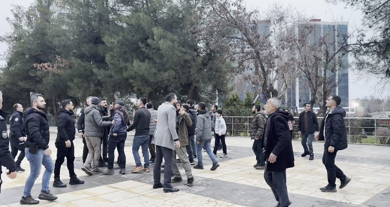 Diyarbakır’da Seyyar Satıcı-Zabıta Gerginliği Büyüdü: Ürünler Yola Döküldü, Belediye Önüne Yürüdüler