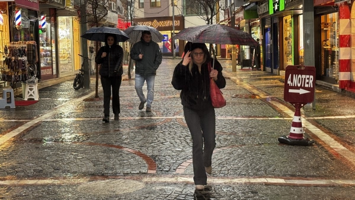 Edirne’de Sağanak Alarmı: Sokaklar Göle Döndü, Meriç’te Debi Yükseldi!