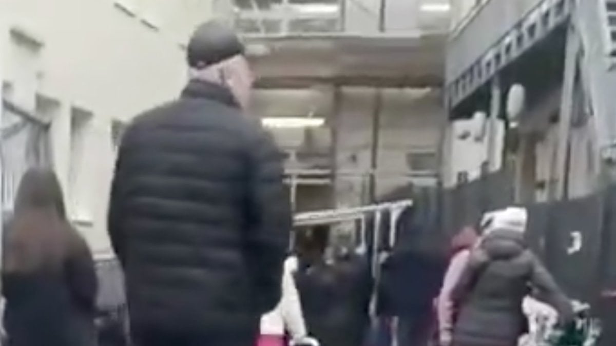 Almanya Sokaklarında Dikkat Çeken Görüntü: Gurbetçi Gıda Yardımı Kuyruğunu Paylaştı