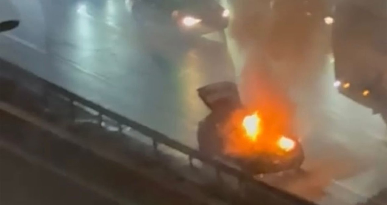 Haliç Köprüsü’nde Seyir Halindeki Otomobil Alevlere Teslim Oldu: Sürücü Son Anda Dışarı Çıktı