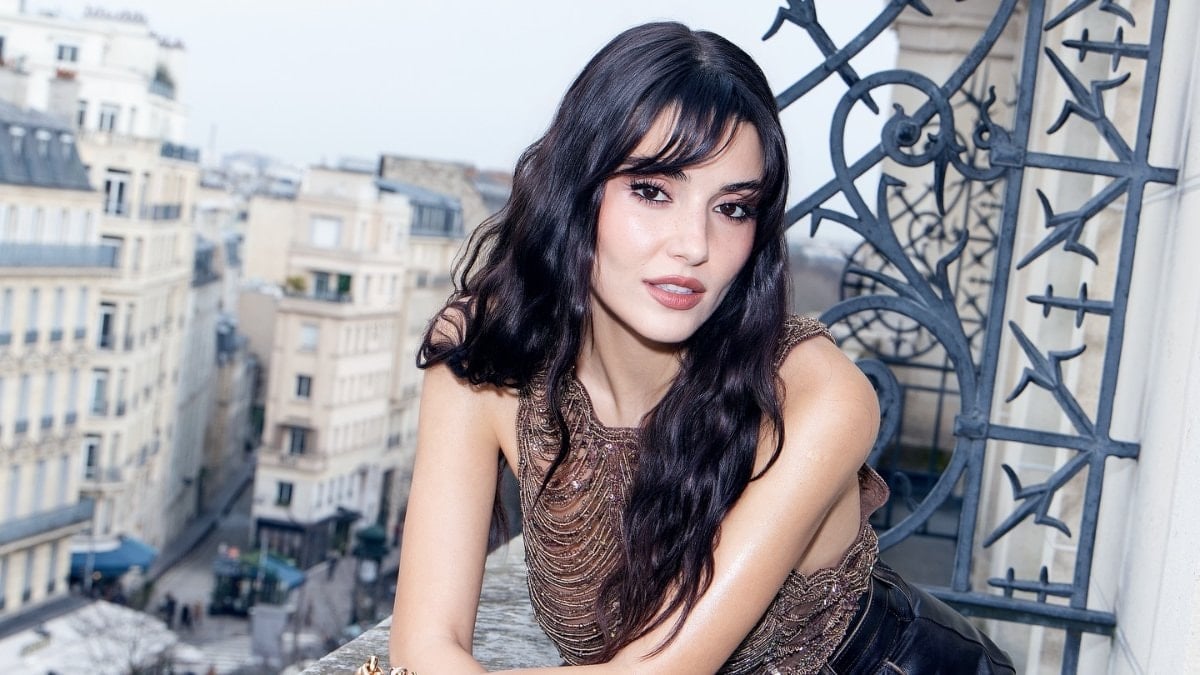 Hande Erçel Paris Moda Haftası’nda görüntülendi: Kombinindeki çizmeler 30 bin TL