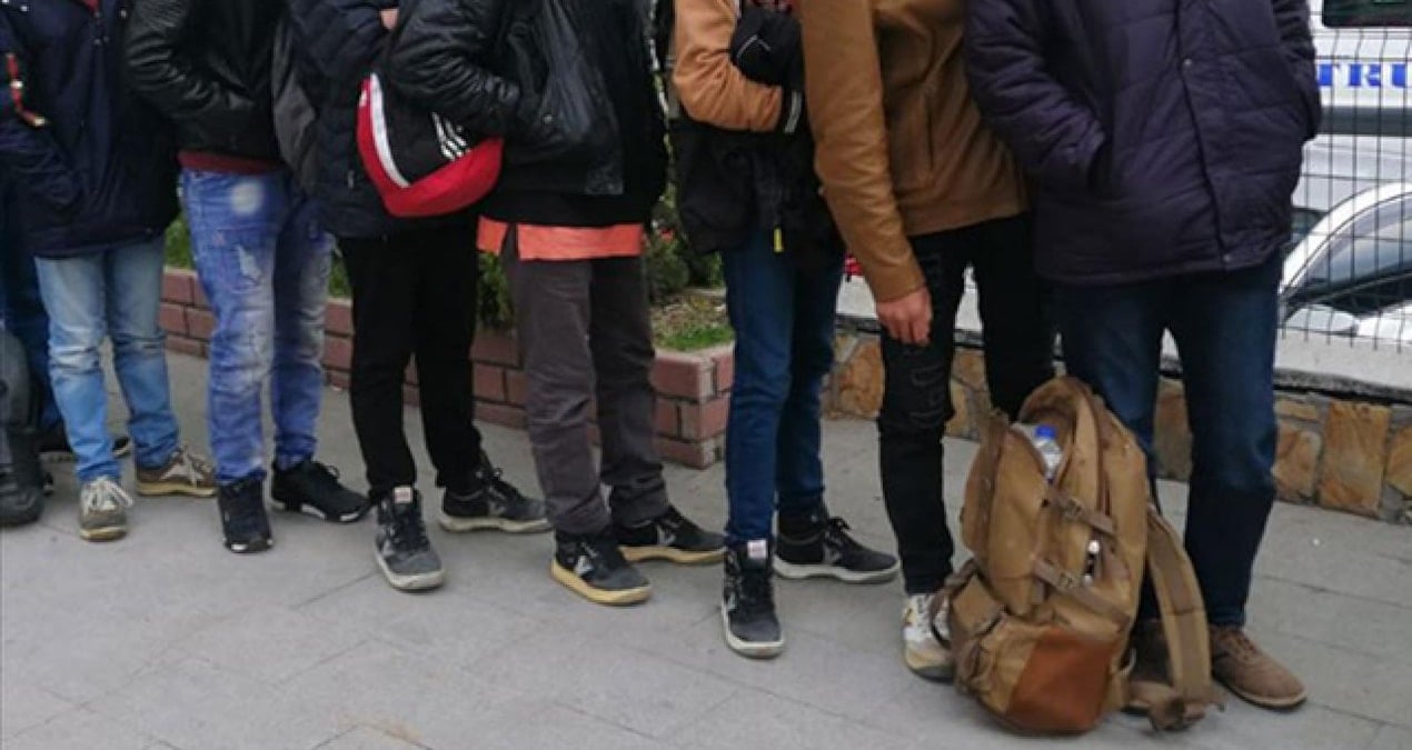 Hatay’da Şoke Eden Kamuflaj: Hayvan Dışkısıyla Gizlenen Bölmeden 19 Göçmen Çıktı