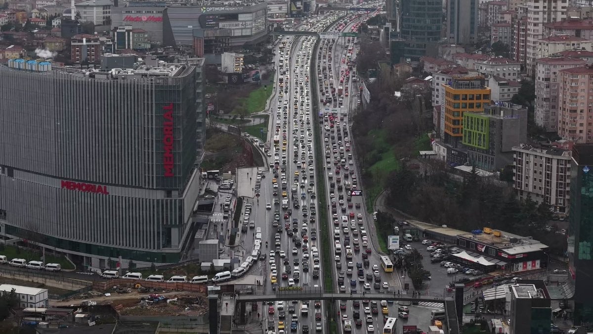 İstanbul’da Akşam Saatleri Alarm Verdi: Trafik Yoğunluğu Yüzde 90’a Dayandı