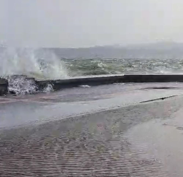 Izmir’de firtina ve kiyi hattinda dalga etkisi