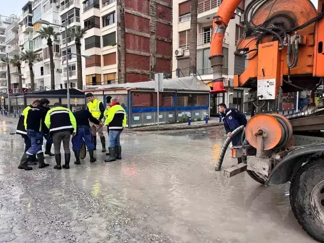 Izmir’de firtina sonrasi kiyi goruntusu