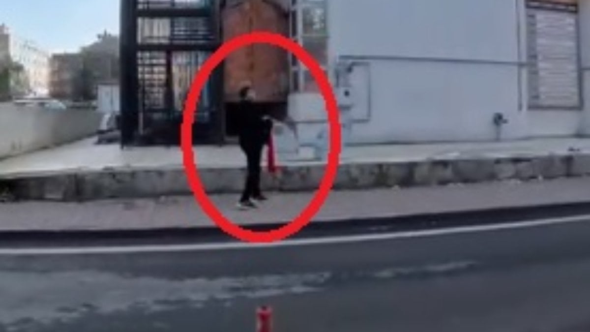 Kayseri’de Bayrağı Yerde Görünce Koştu: 14 Yaşındaki Çocuğun Duygulandıran Anları Kamerada