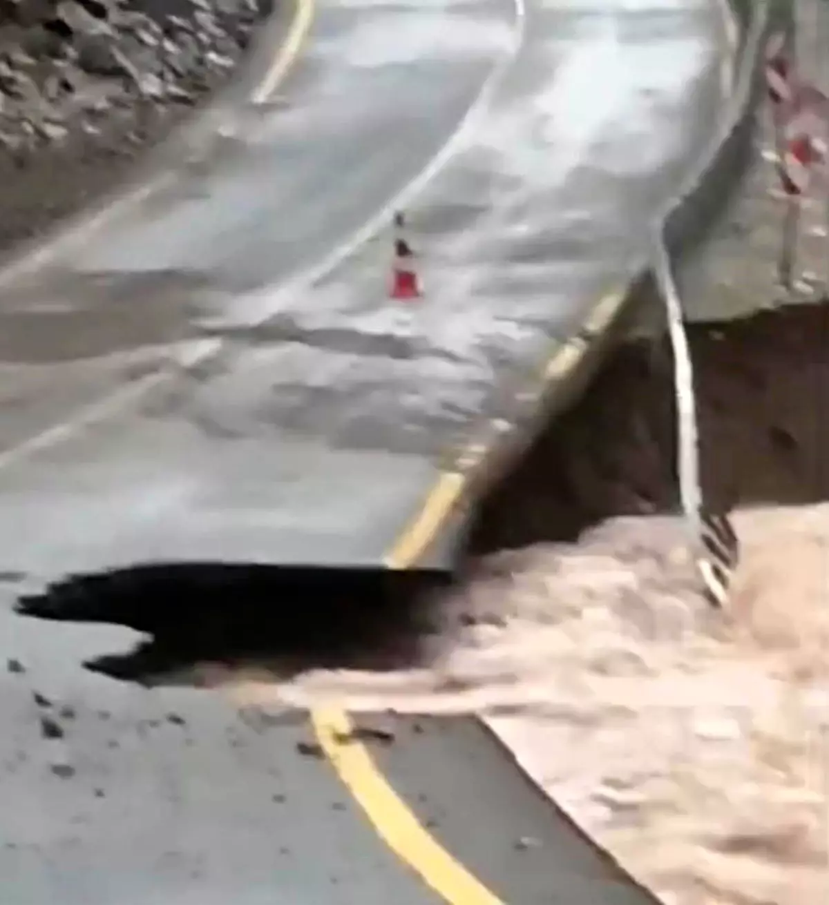 Kayseri Yahyalı’da Sağanak Sele Döndü: Kapuzbaşı Şelalesi Yolunda Çökme Kamerada