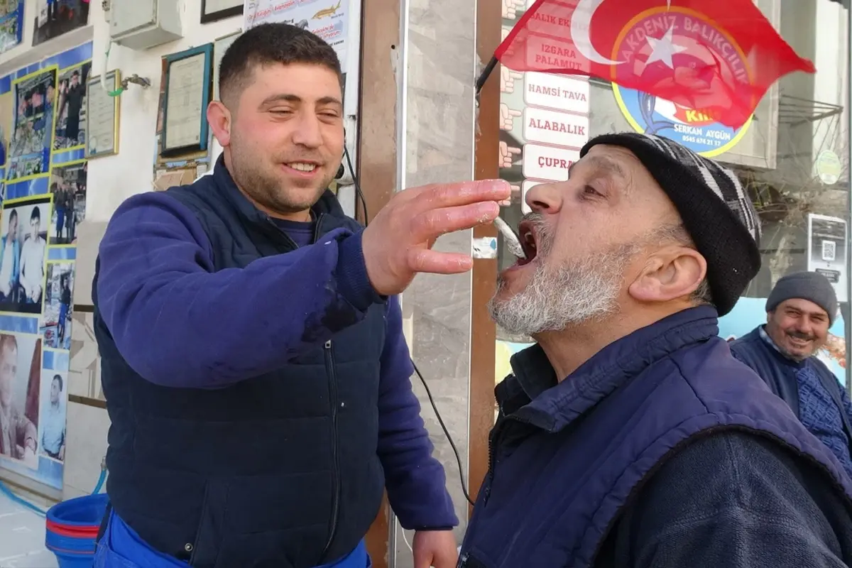 Kilis’te Hamsi Tezgaha Döndü: Vatandaşlar Dayanamadı, Tazeliğini Çiğ Tadımla Test Etti