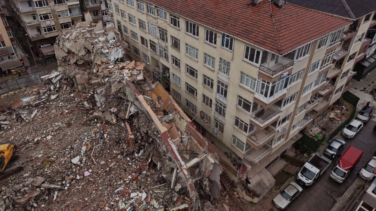 Küçükçekmece’de Yıkım Sırasında Korkutan Anlar: Kopan Beton Parçaları Yan Binaya Devrildi
