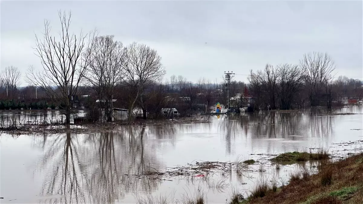 Meriç’te Turuncu Alarm Sonrası Sevindirici Gelişme: Debi Düşüyor, Mahsur Kalan 3 Kedi Kurtarıldı