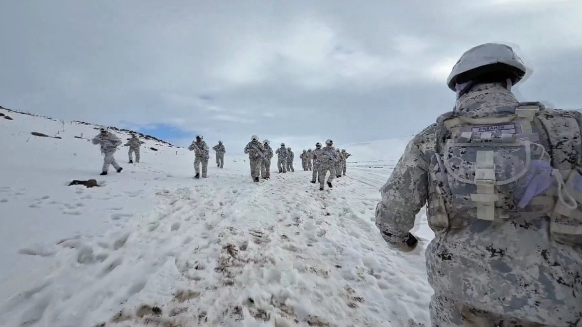 MSB’den Sarıkamış’ta Nefes Kesen Kış Tatbikatı Paylaşımı: Mehmetçik Zorlu Şartlarda Sahada