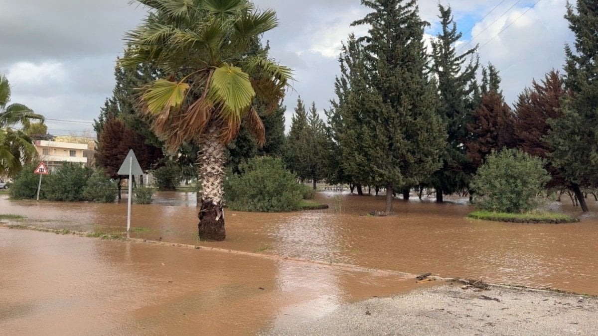 Osmaniye Toprakkale’de Sağanak Alarmı: Sokaklar Göle Döndü, Ev ve İş Yerlerini Su Bastı