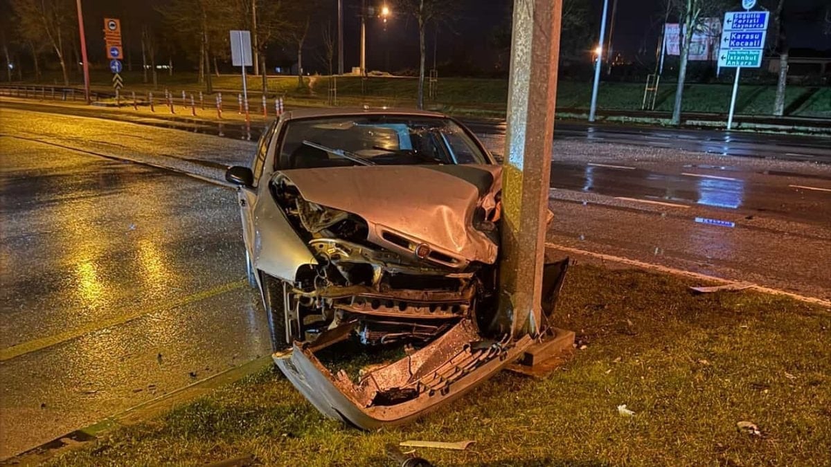 Sakarya Adapazari'nda iki otomobil carpisiti: 3 kisi yaralandi