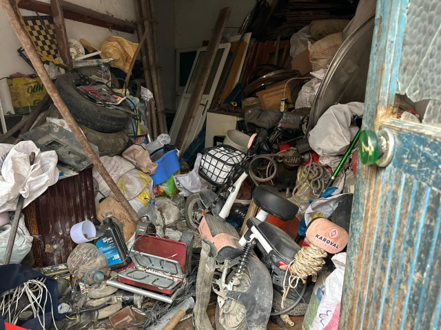 Akyazı'da evden çıkarılan atıkların tahliyesi