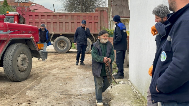 Temizlik çalışmaları sırasında kamyonlara yüklenen atıklar