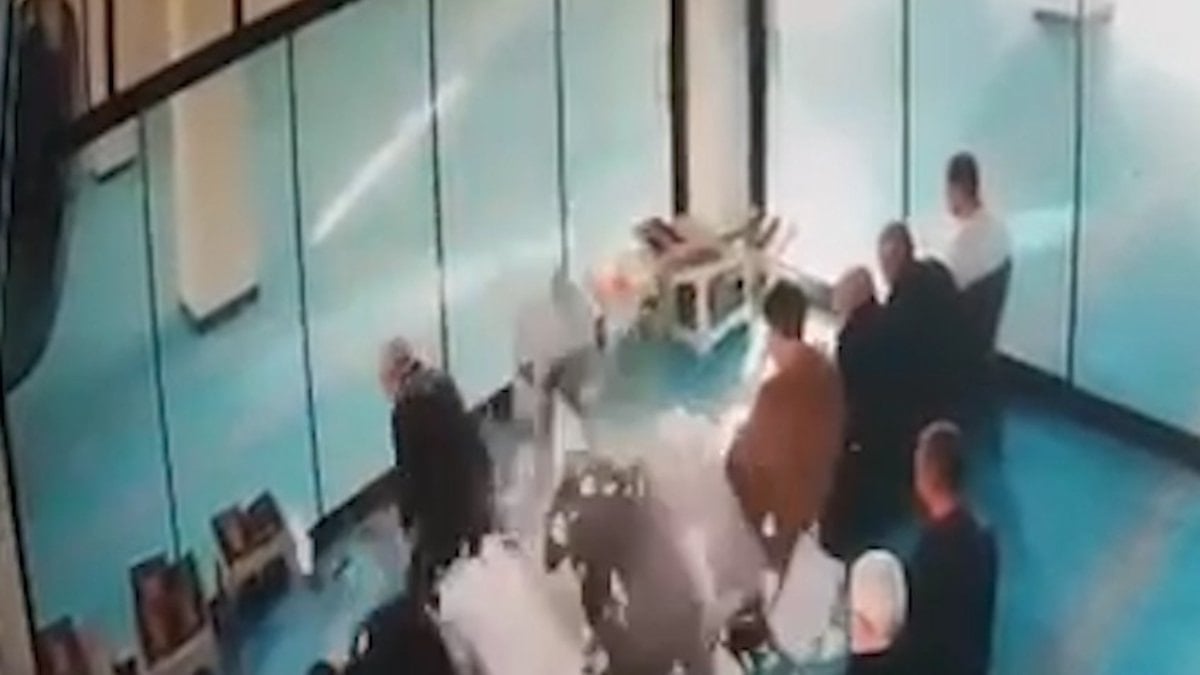 Şanlıurfa’da Camide Korku Dolu Anlar: Namaz Sırasında Asma Tavan Çöktü, O Anlar Kamerada