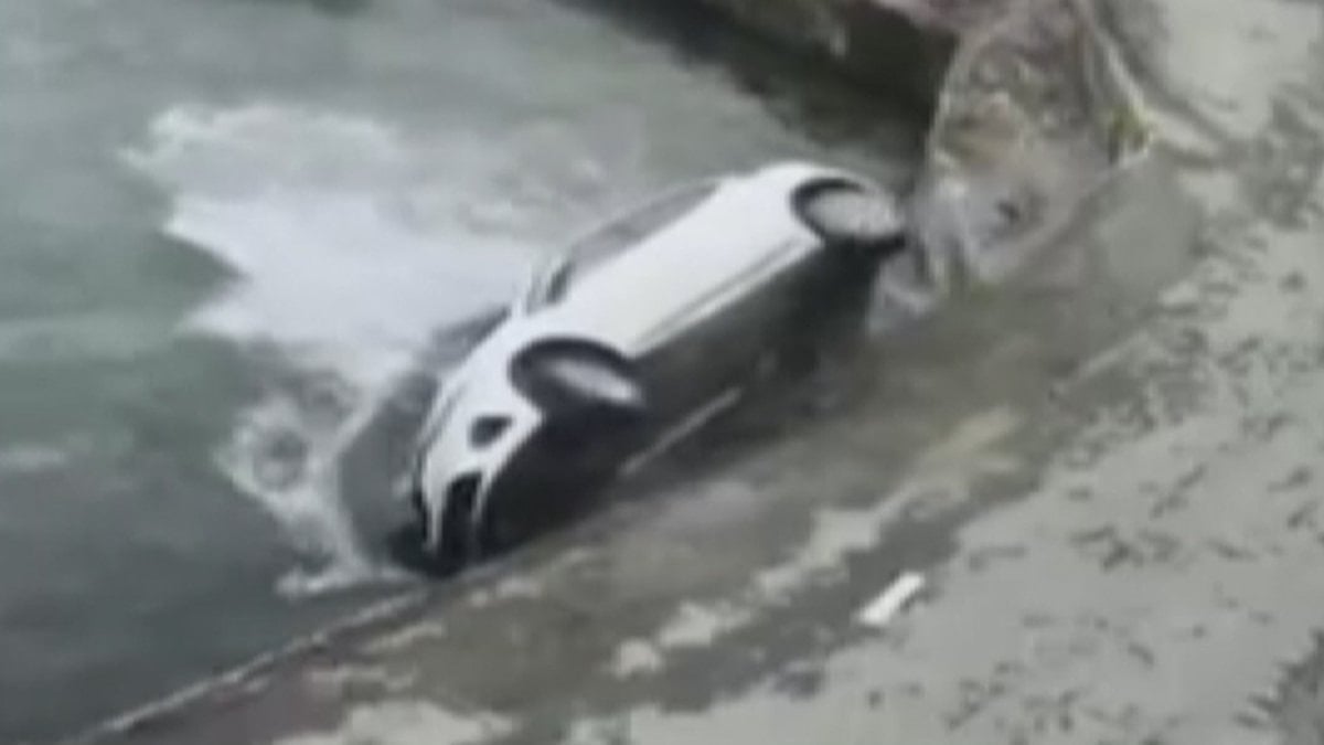 Sarıyer Rumeli Kavağı’nda otomobil balıkçı barınağından denize düştü