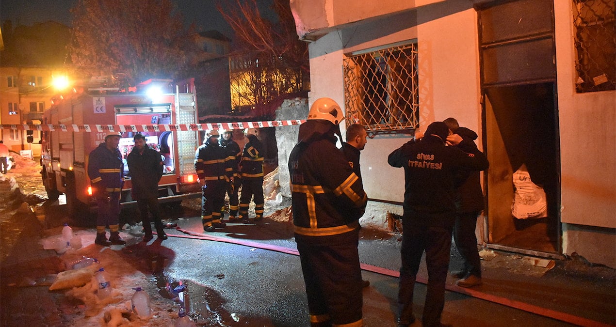 Sivas’taki Kedi Evi Faciası: Yangın İki Katı Sardı, 26 Kedi Hayatını Kaybetti