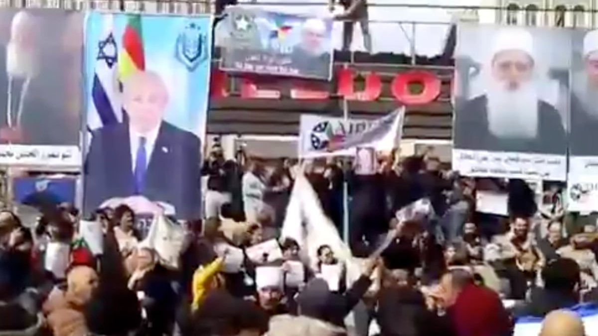 Süveyda’da Dürziler, Şam yönetimine karşı protesto düzenledi; gösterilerde İsrail ve Netanyahu bayrakları da görüldü
