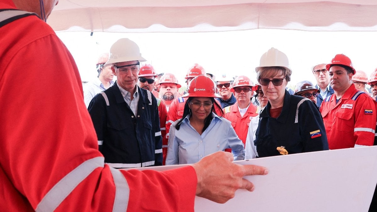 Karakas’ta Sürpriz Yakınlaşma: ABD Enerji Bakanı Wright’a Venezuela’da Müzikli Karşılama ve Kritik Petrol Tesisi Ziyareti