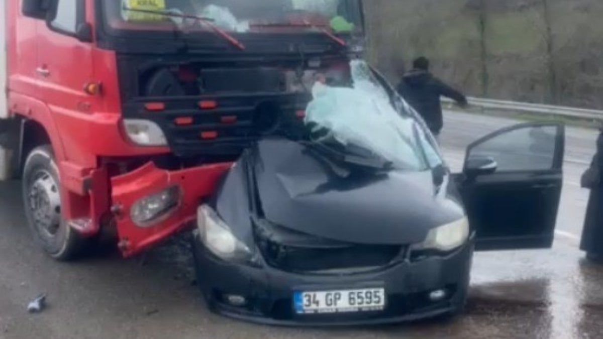 Zonguldak’ta Korkutan Kaza: Polis Komiseri Kamyona Çarptı, Durumu Ağır!